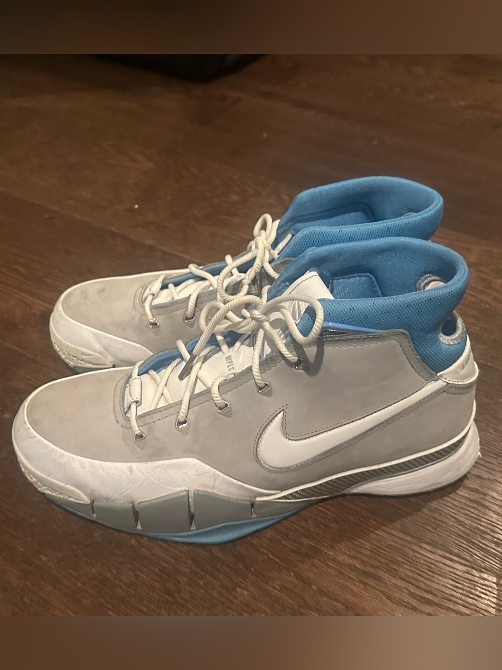 NIKE KOBE 1 PROTRO MPLS
"MINNEAPOLIS LAKERS" WOLF
GREY-WHITE SZ 13